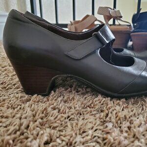Clark's Size 9 Dark Brown Leather Mary Jane Pumps Heels